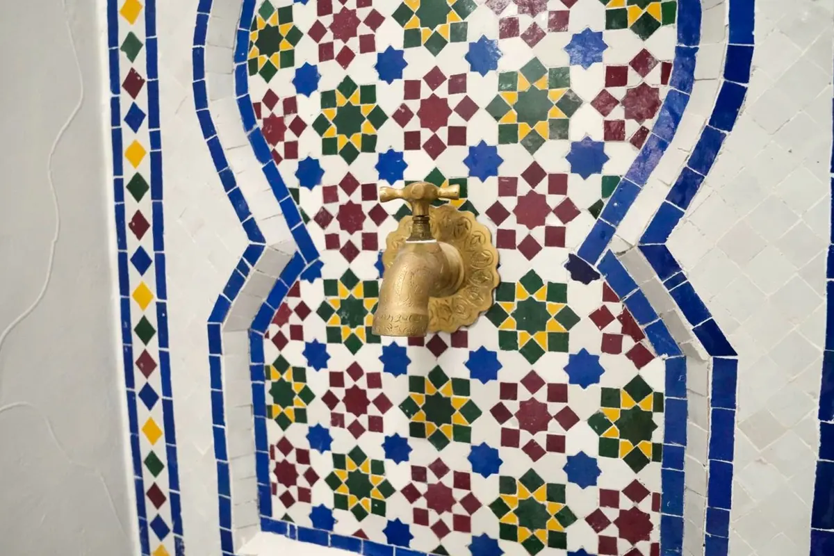 Le zellige étoilé de la fontaine