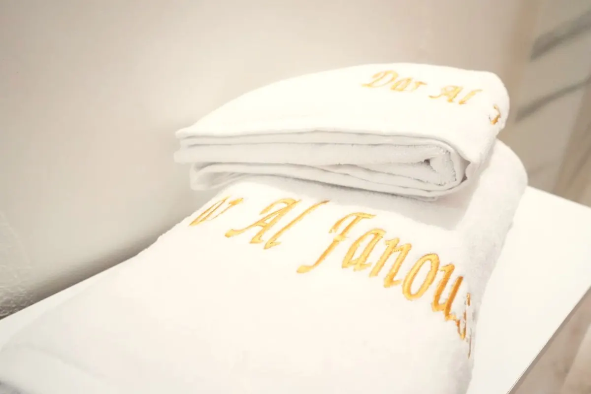 Serviettes brodées au nom de la maison